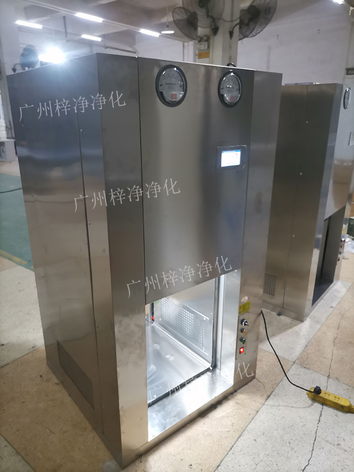 機器人機械臂傳遞窗是通過高精度的傳感器，實現(xiàn)機器人與傳遞窗的精準對接。