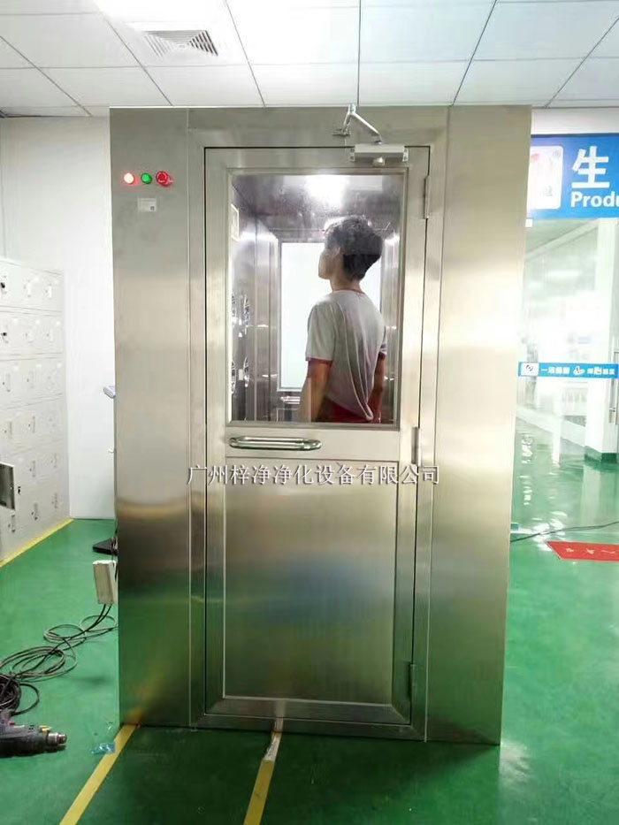 風(fēng)淋室廣泛應(yīng)用于電子、制藥、食品、精密儀器制造等行業(yè)。