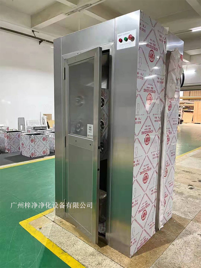 在安裝全不銹鋼風(fēng)淋室通道之前，首先需確定全不銹鋼風(fēng)淋室位置
