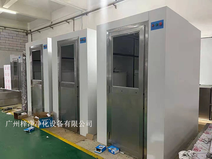 風(fēng)淋室作為潔凈室的人身凈化裝置，對(duì)于維持潔凈室的潔凈度至關(guān)重要。
